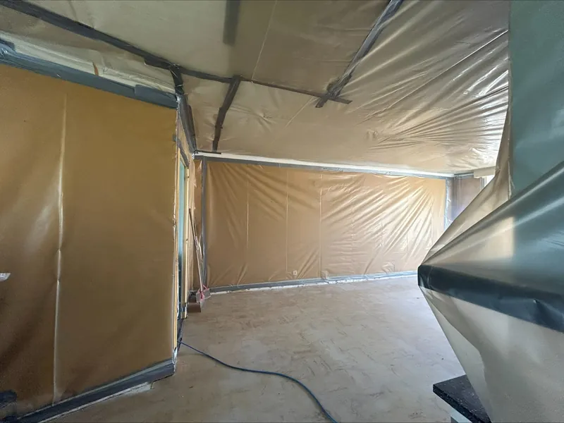 Intérieur d'une zone hermétique : murs et plafond sous film plastique