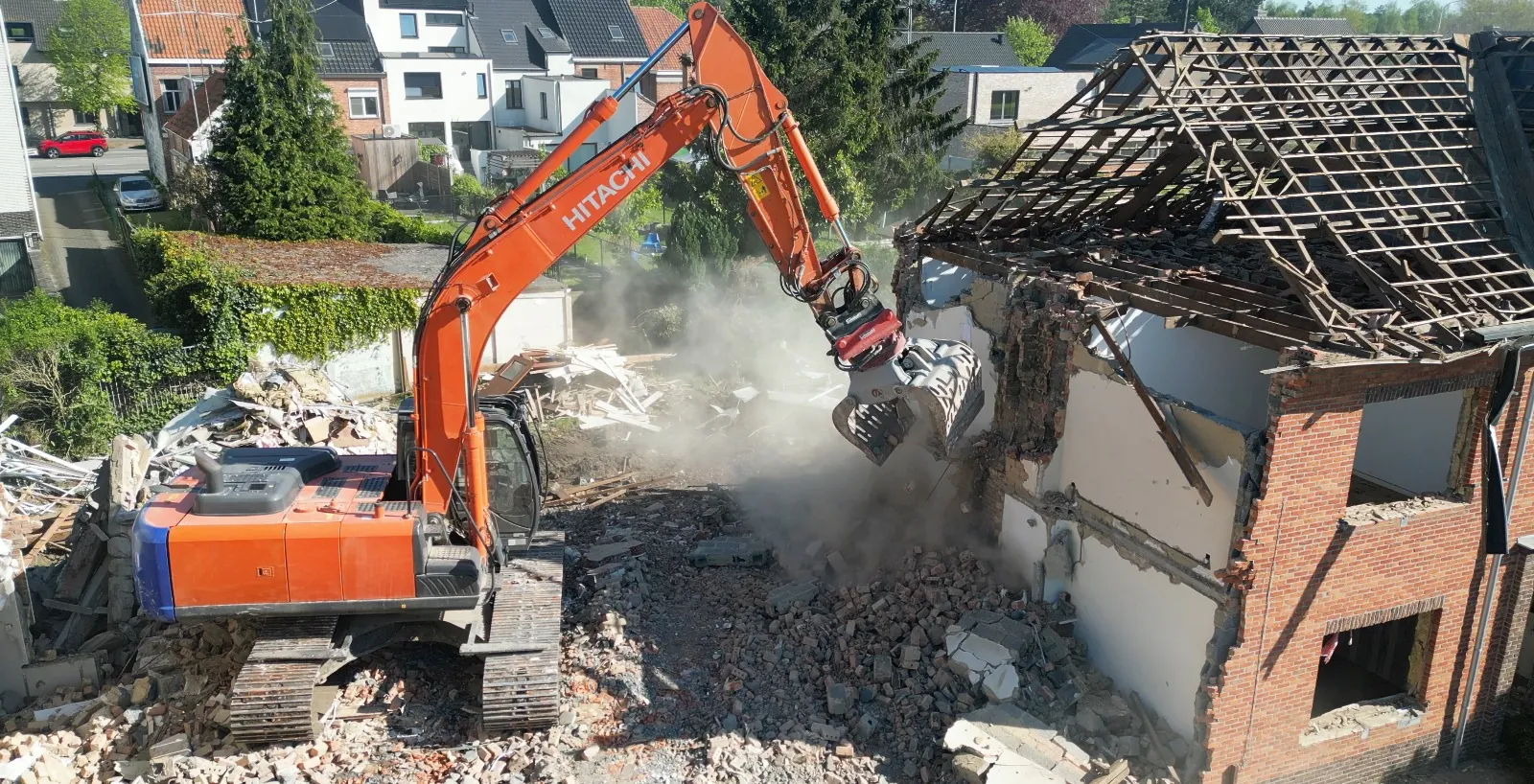 Travaux de démolition avec une pelleteuse