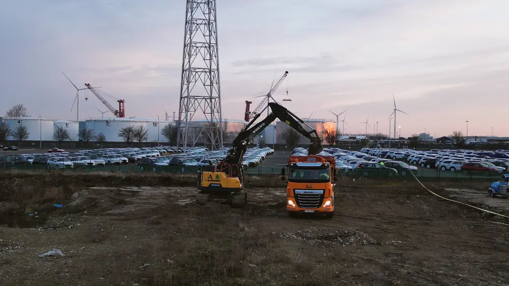 Terre polluée excavée, prête à être évacuée