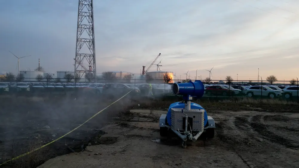 Vue aérienne du chantier d'assainissement avec grue et camions
