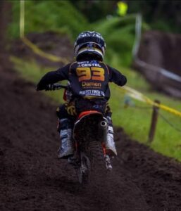 Le pilote de motocross Matz Van Gestel en action sur le circuit